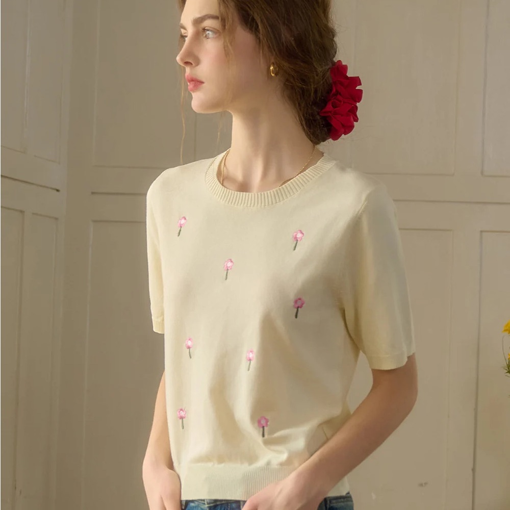 NWT Simple Retro Lillie Embroidery Knit Top Medium